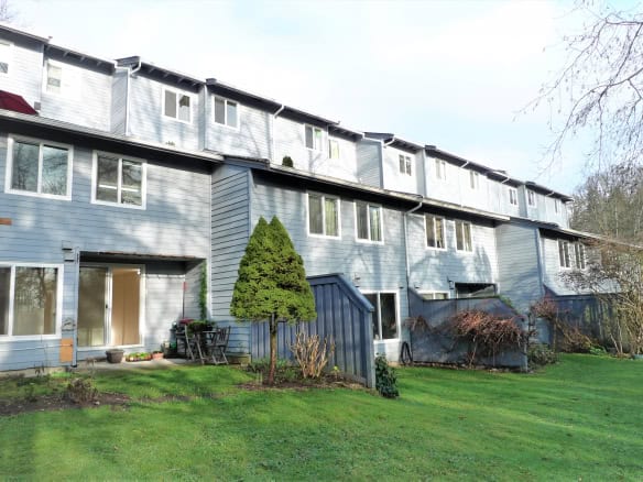 Spacious multi-level townhome with backyard garden, ideal for families and investors, in a vibrant residential community on Vancouver Island. Perfect for those seeking a modern property.