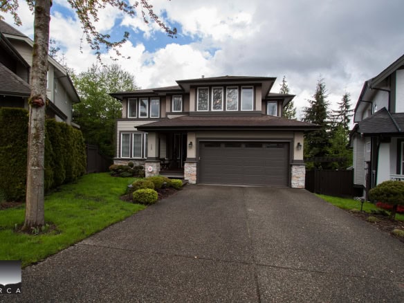 Elegant modern house with lush front yard and contemporary design, perfect for Vancouver Island real estate listings.