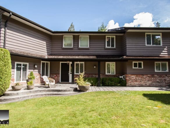 Spacious modern house with a well-maintained green lawn and stylish exterior, perfect for families looking for homes in Vancouver Island.