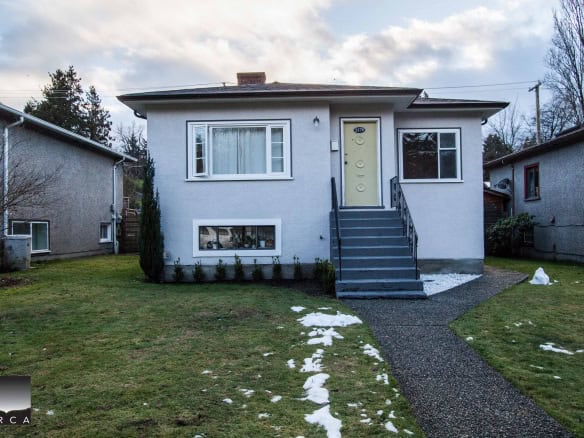 Charming single-family home with a well-maintained lawn, modern exterior, and inviting entrance, ideal for families seeking property in a friendly neighbourhood.
