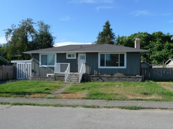 Cozy single-family home with a classic design, featuring a well-maintained yard and a comfortable living space, ideal for families seeking a charming residence in a friendly neighbourhood.