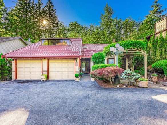 Elegant single-family home with a beautifully landscaped yard and driveway in a peaceful neighbourhood.