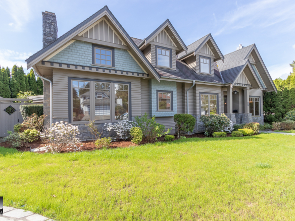 Luxurious Craftsman-style house in Victoria BC with modern finishes and lush landscaping; perfect for buyers seeking a premium home in a desirable neighbourhood.