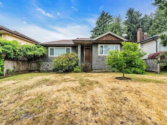 Spacious residential home with lush front yard, perfect for families and outdoor living in a quiet neighbourhood.