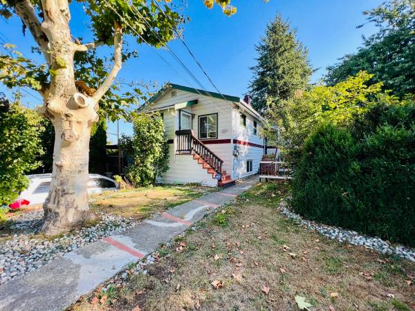 Charming single-family home with lush greenery and a welcoming exterior, ideal for buyers seeking a cozy residence in a peaceful neighbourhood in Ontario.