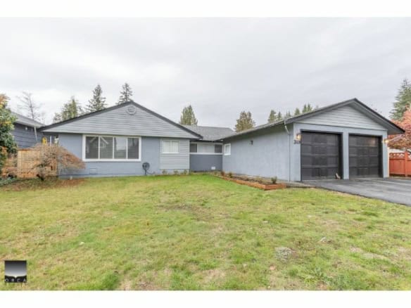 Spacious single-family home with a large front yard and modern design in a quiet neighbourhood, perfect for families and homebuyers seeking comfort and convenience.
