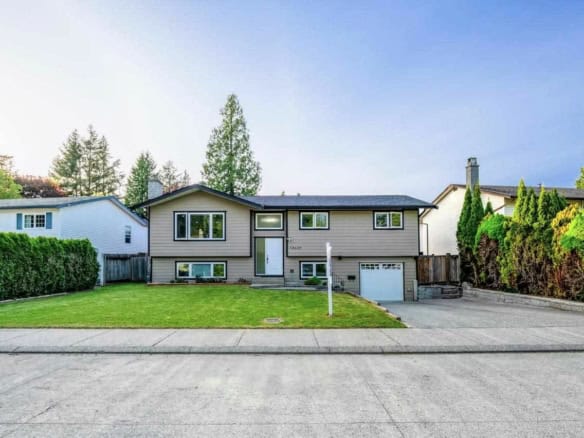 Spacious family home in a quiet neighbourhood, featuring a well-maintained lawn, modern design, and convenient garage parking. Perfect for families seeking comfort and accessibility.