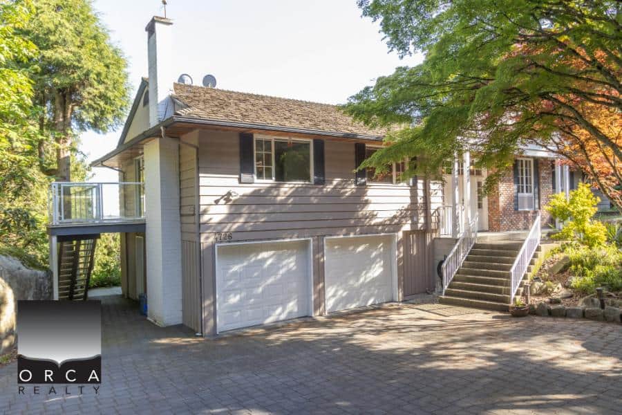 Charming residential home with a spacious garage and lush landscaping, offering a cozy and inviting atmosphere in a desirable neighbourhood.