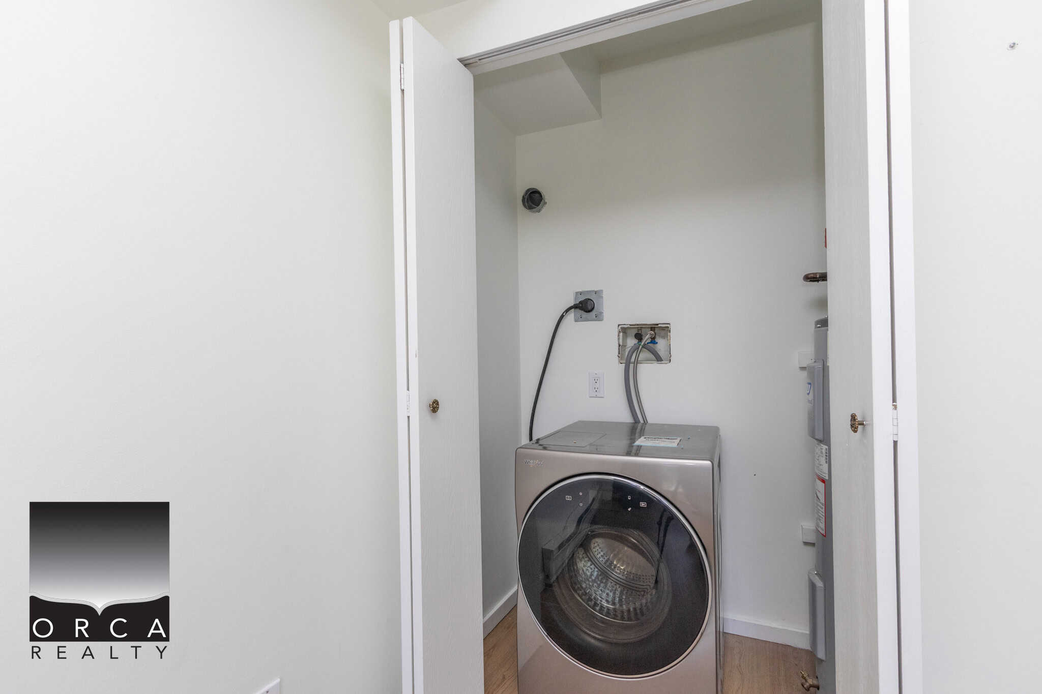 Waschmaschine im Waschraum, modernes Haus in Vancouver, BC, für Immobilienmakler oder Käufer - perfekt für Immobilienfotos, neu installierte Geräte, sauberes Innendesign.