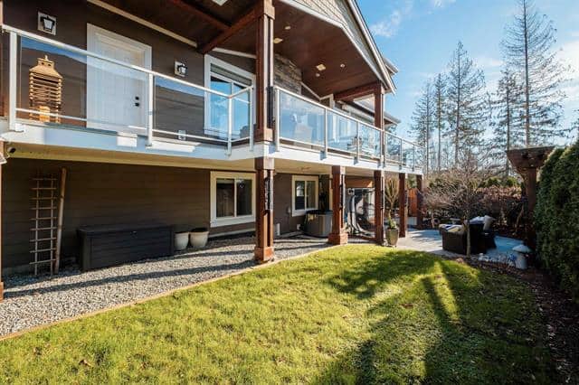 Modern hillside home with spacious balcony and lush green backyard, ideal for luxury waterfront living. Perfectly located in the Vancouver area, offering stunning views and exceptional real estate opportunities.