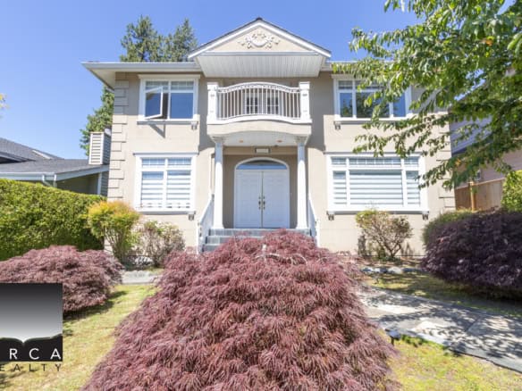 Gorgeous two-story house with elegant architecture, lush landscaping, and a welcoming front entrance in a desirable neighbourhood. Perfect for families seeking a comfortable home in Ontario.