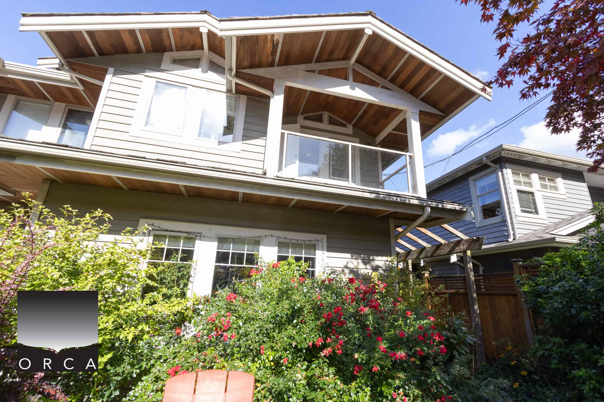 01 Spacious modern house with large balcony, wooden accents, and lush garden in Vancouver, BC. Perfect for families seeking stylish real estate and a serene outdoor lifestyle.