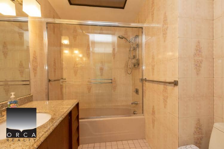 Orca-realty-bathroom-shower-glass-en_CA.jpg.