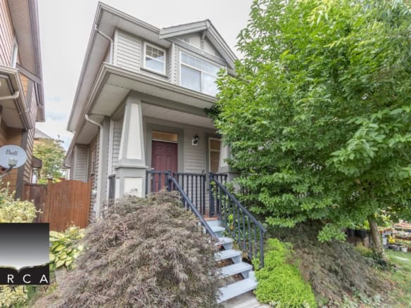 Charming detached house with a front porch, surrounded by lush greenery, in a desirable neighbourhood. Perfect for families or investors looking for a gorgeous property in the area.