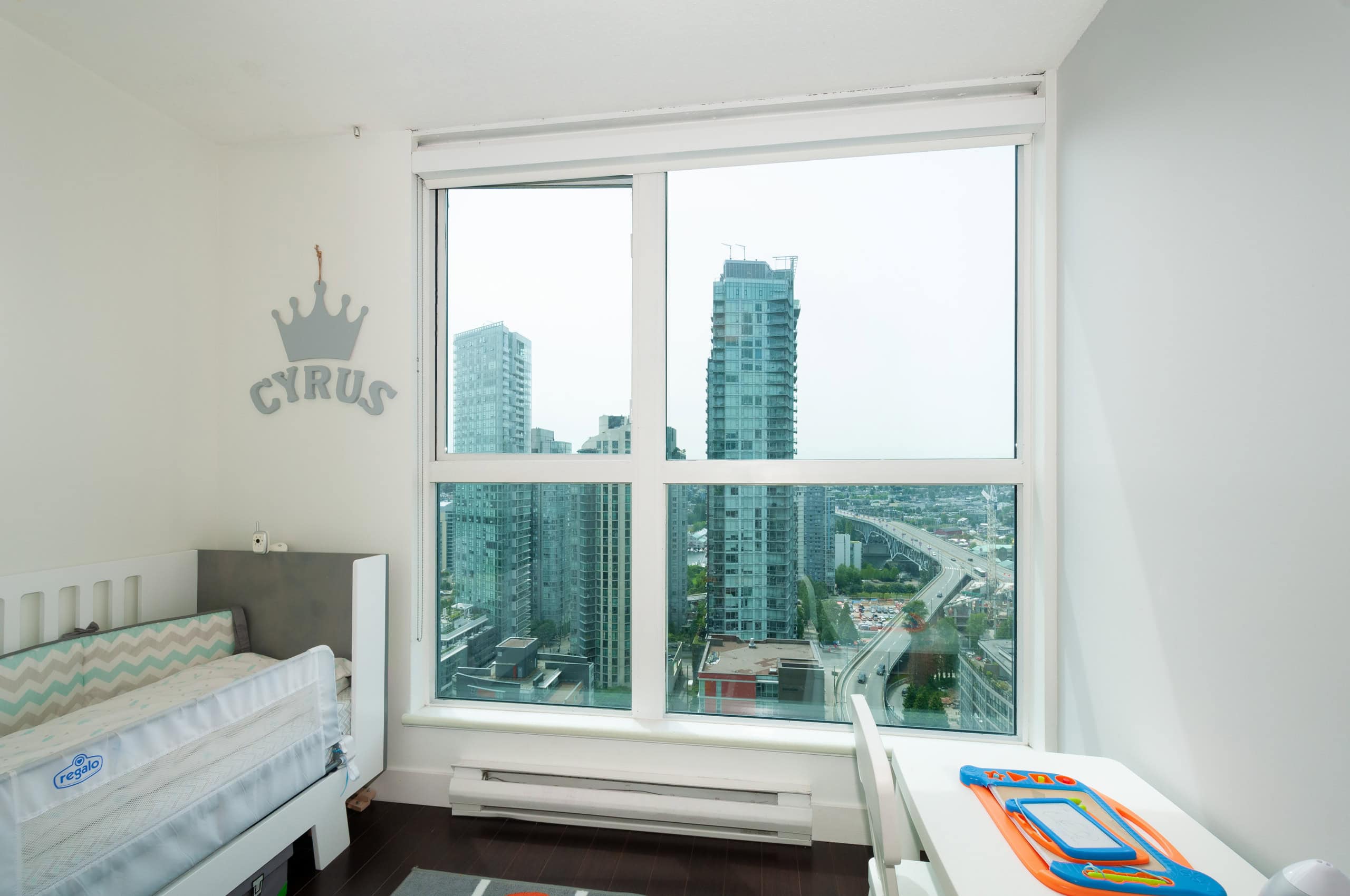 019 Modern high-rise apartment with large city views from floor-to-ceiling windows, ideal for urban living and investment in Vancouver’s real estate market.