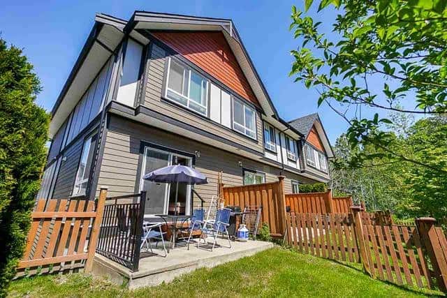 Modern multi-story family home with spacious backyard and outdoor patio, located in a desirable neighbourhood. Perfect for families seeking a comfortable and stylish residence in Canada.