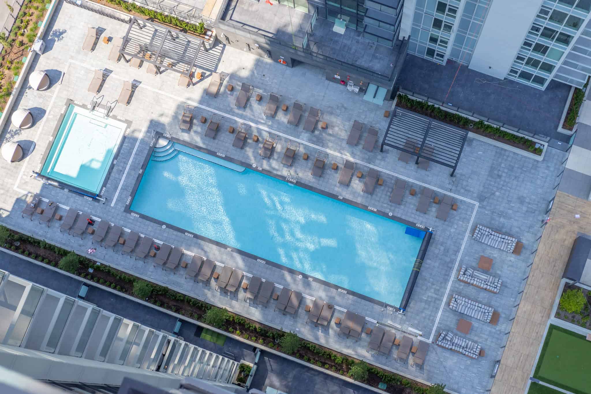 IMG_1689 Modern rooftop swimming pool with lounge area in downtown Vancouver, BC. Perfect for relaxation and social gatherings, offering stunning city views, amenities, and a luxurious lifestyle in the heart of the city.