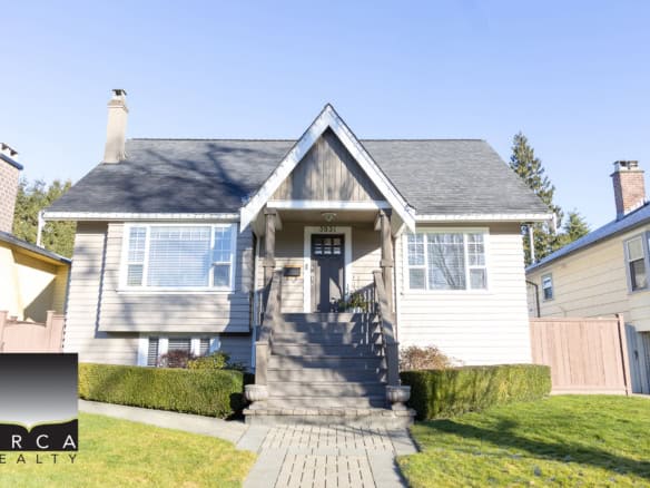 Charming duplex house in a desirable neighbourhood, featuring a classic exterior, well-maintained lawn, and inviting entrance, perfect for real estate investment or family living in Vancouver.