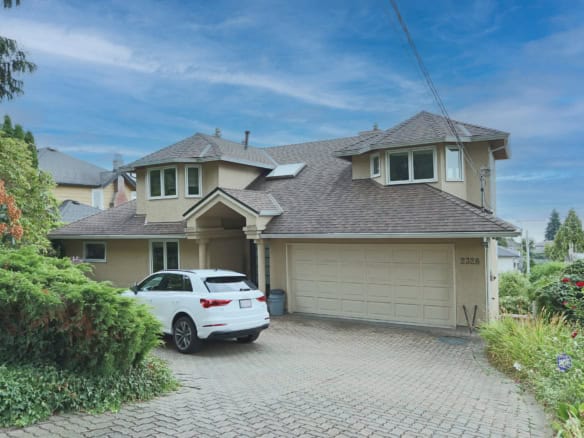 Spacious two-storey family home with a detached garage in a quiet neighbourhood, featuring a beautiful landscaped garden and modern design, perfect for families seeking a comfortable residence.
