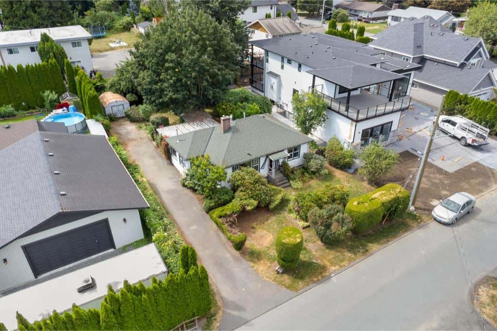 Modern residential property with spacious backyard and lush landscaping, ideal for family living in a vibrant neighbourhood. Expert real estate services by Orca Realty Inc. in en_CA.