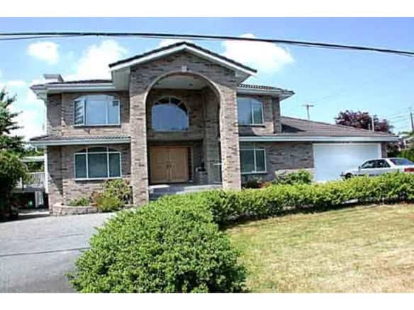 Elegant suburban home with modern architectural design and well-maintained landscaping in a peaceful neighbourhood - ideal for families and real estate investment.