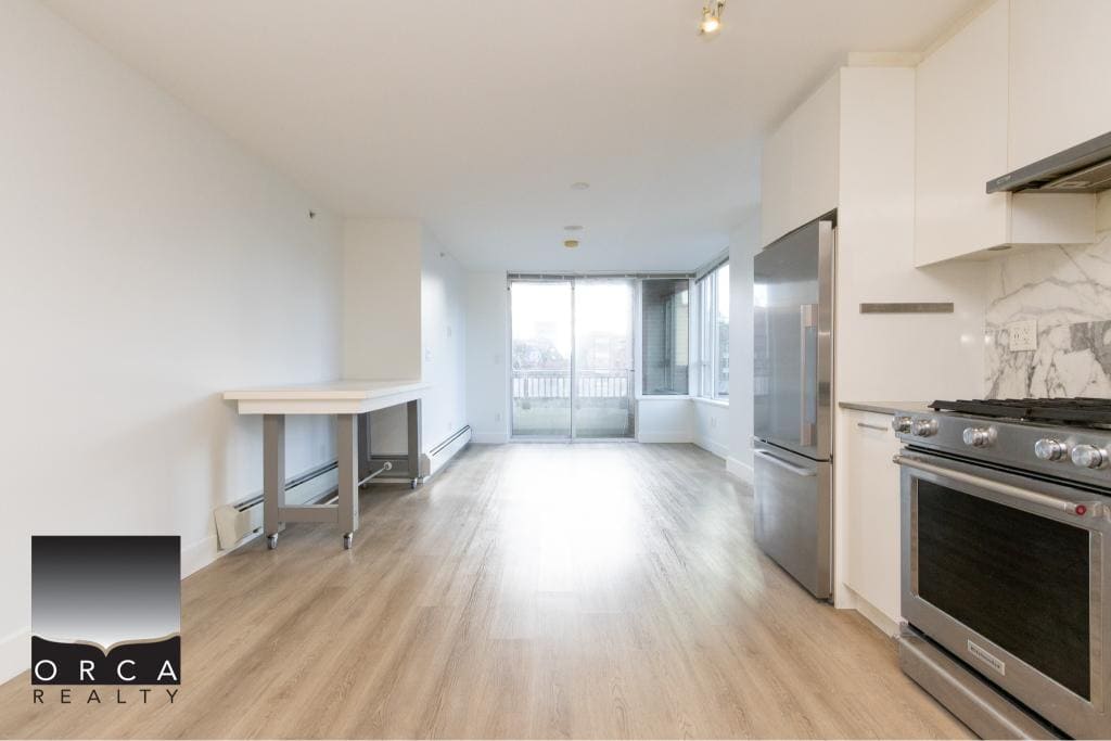 Spacious 407-231 E Pender St Vancouver condo with bright open floor plan, contemporary kitchen, and city views, ideal for urban living and investment opportunities in downtown Vancouver.