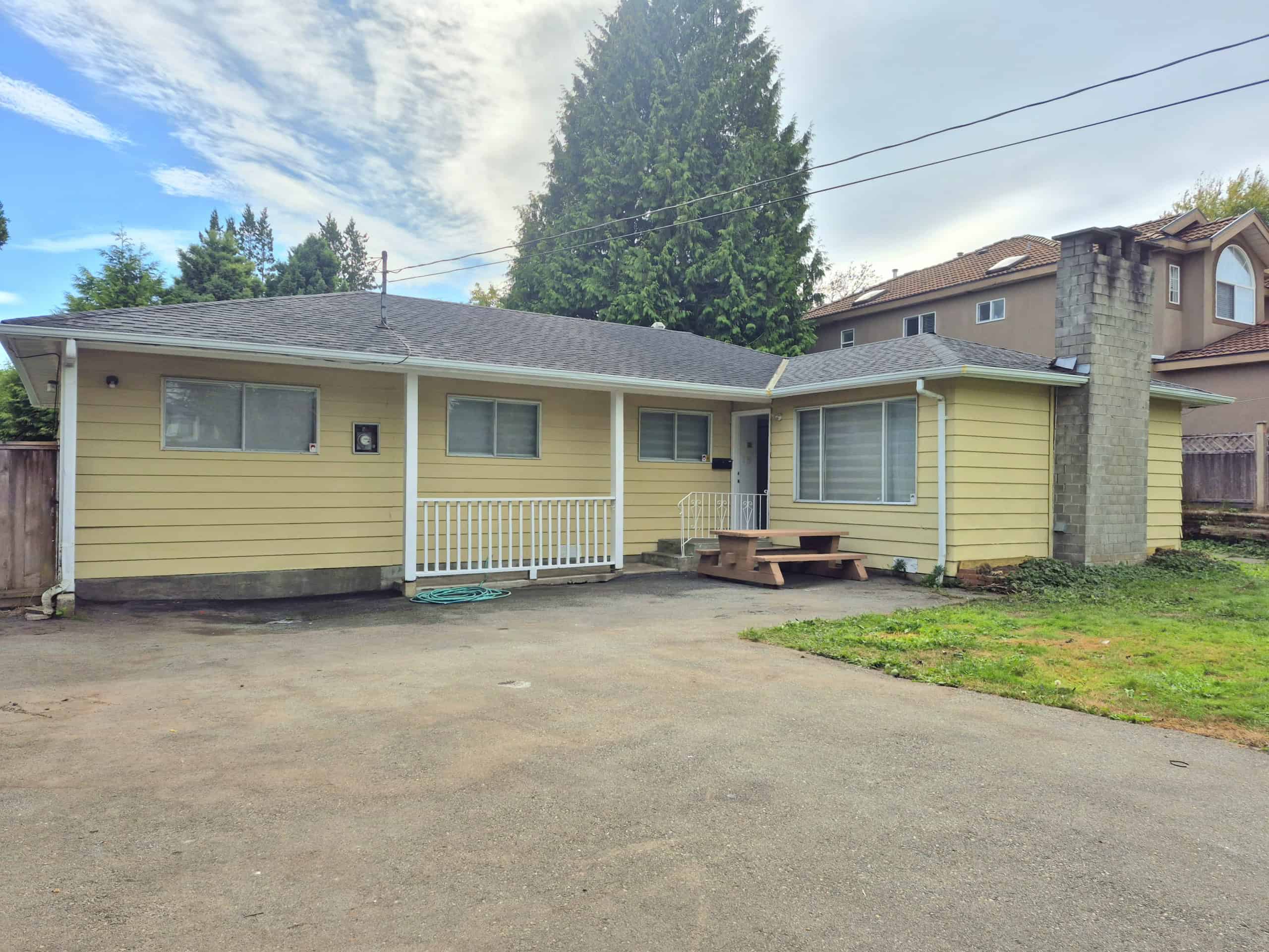 1000050333 Charming single-family home in Kelowna with a spacious backyard, ideal for families and outdoor entertaining, situated in a friendly neighbourhood with convenient access to amenities.