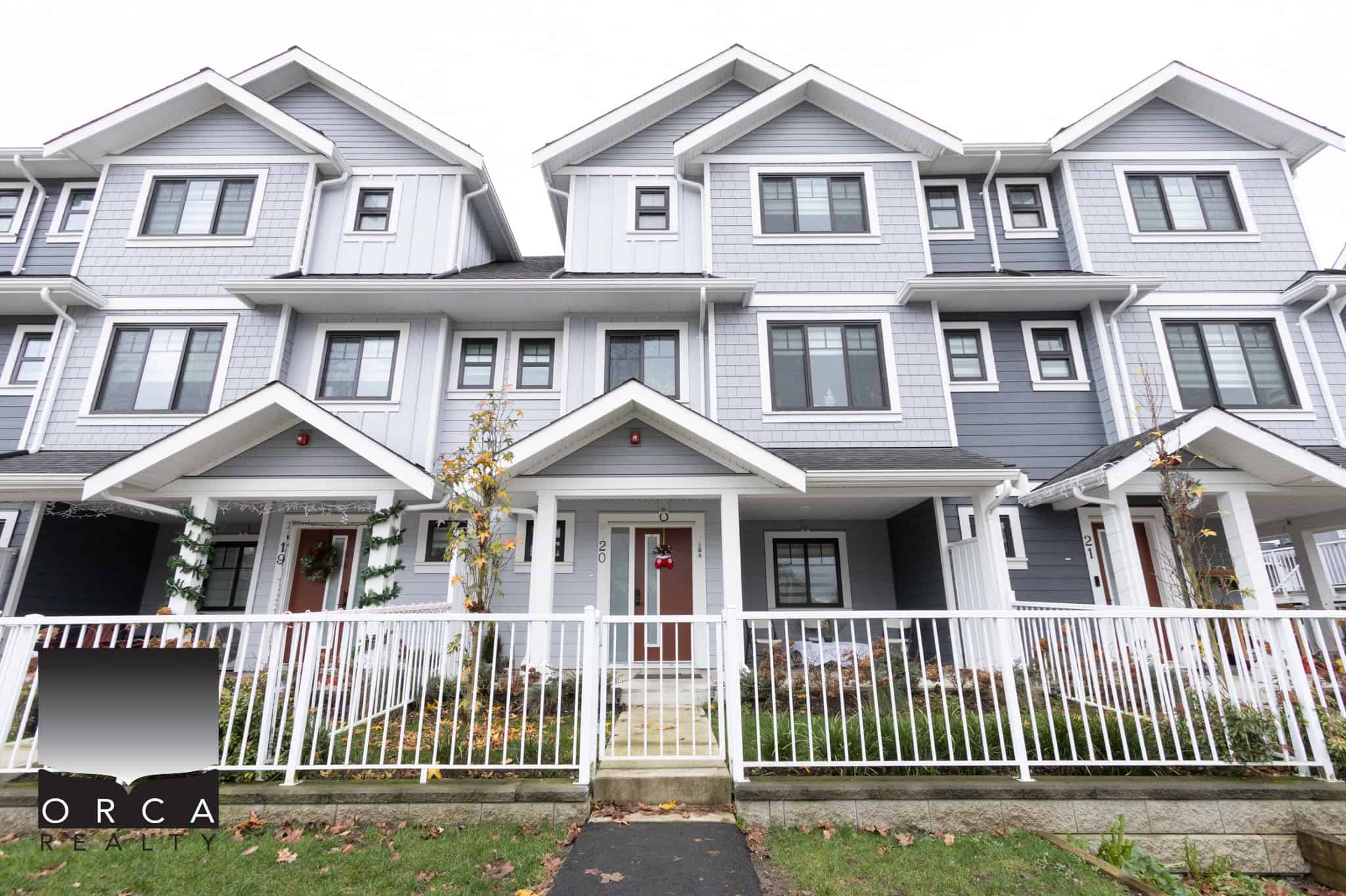 01 Spacious modern townhouse with a stylish exterior, perfect for homebuyers in Vancouver. Features contemporary design, curb appeal, and family-friendly living in a sought-after neighborhood.