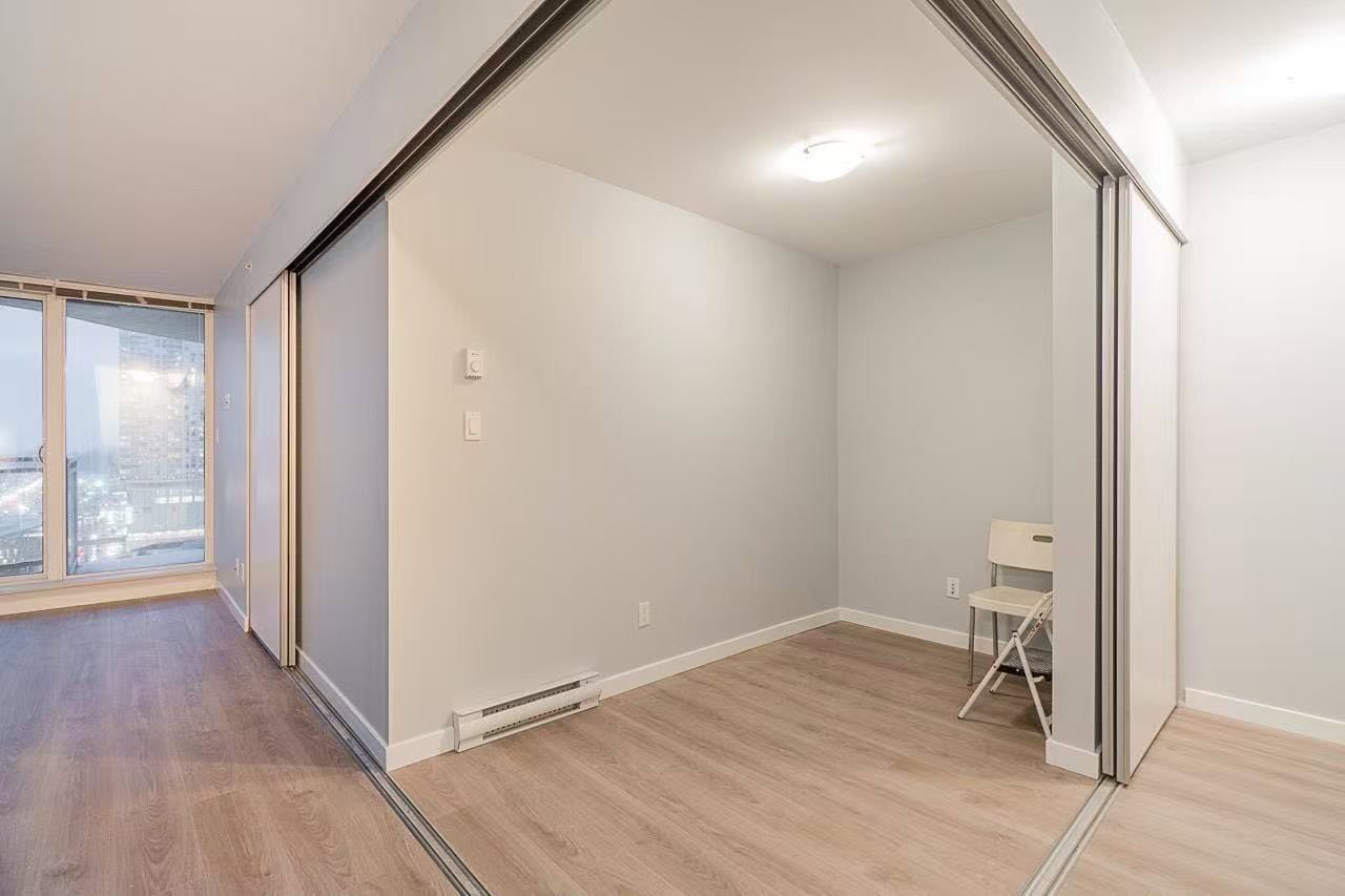 image1 Bright modern apartment with spacious interior, hardwood floors, and large windows offering city views, ideal for urban living in Vancouver. Perfect for homebuyers or renters seeking comfort and style.