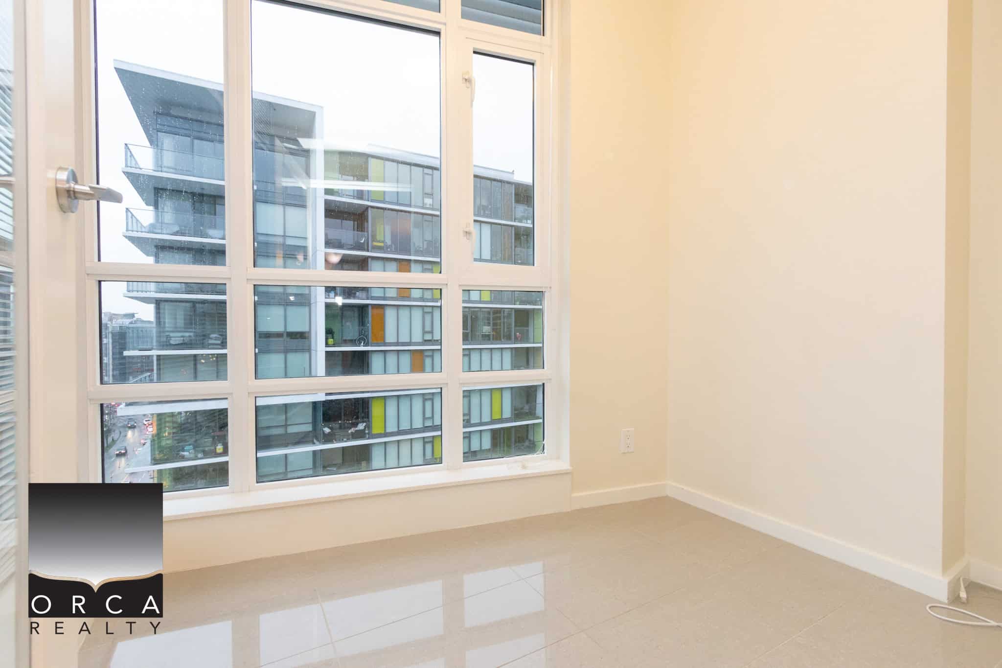 12 (4) Spacious modern apartment with large windows providing natural light, located in downtown Vancouver. Perfect for urban living with easy access to amenities and city views.