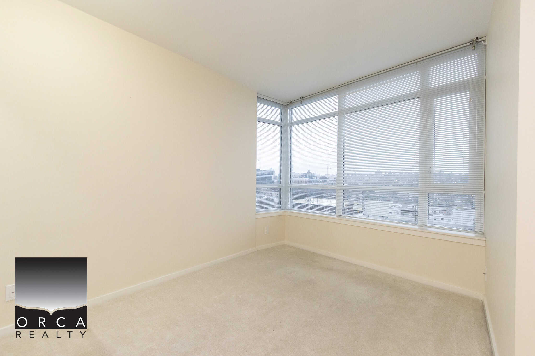 9 (3) Bright, spacious downtown condo with stunning city views and large windows in Vancouver, perfect for modern living and investment.
