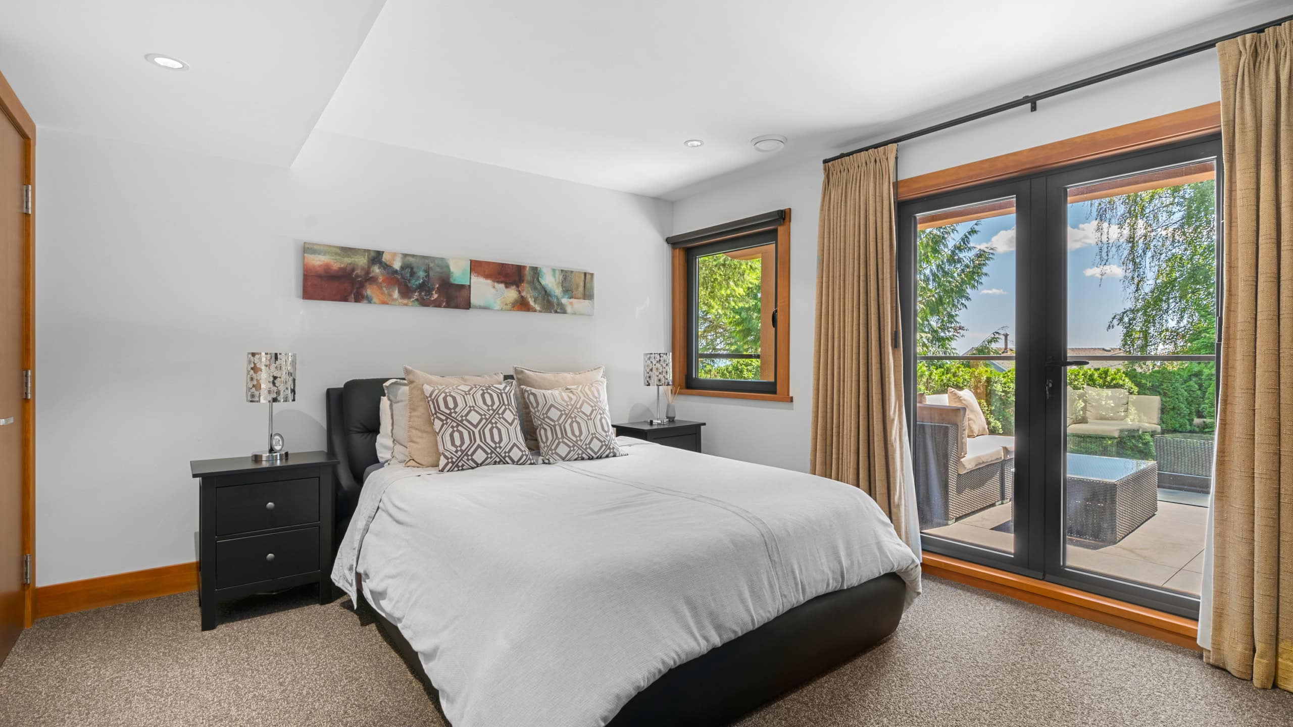 865 Andover Crescent, West Vancouver Spacious bedroom with balcony and scenic views.