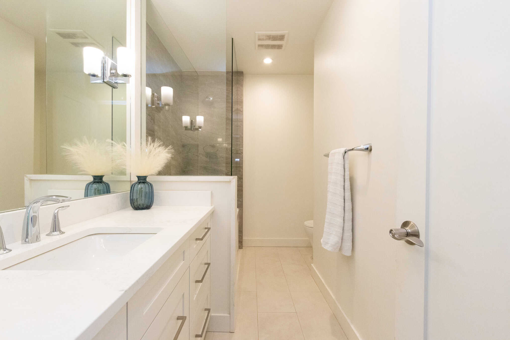 Modern West Vancouver Bathroom with Elegant Fixtures Bright West Vancouver bathroom featuring a sleek white vanity, modern fixtures, and soft lighting. Perfectly showcases upscale interior design and luxurious home features.