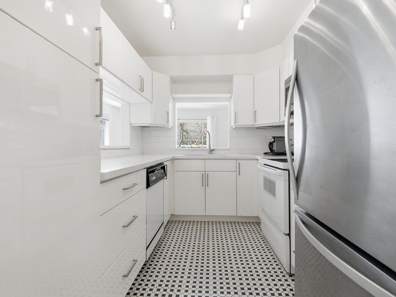 2110 Marine Dr Unit 14 West Vancouver BC V7V 1K3 Canada-003-006-Kitchen-MLS_Size