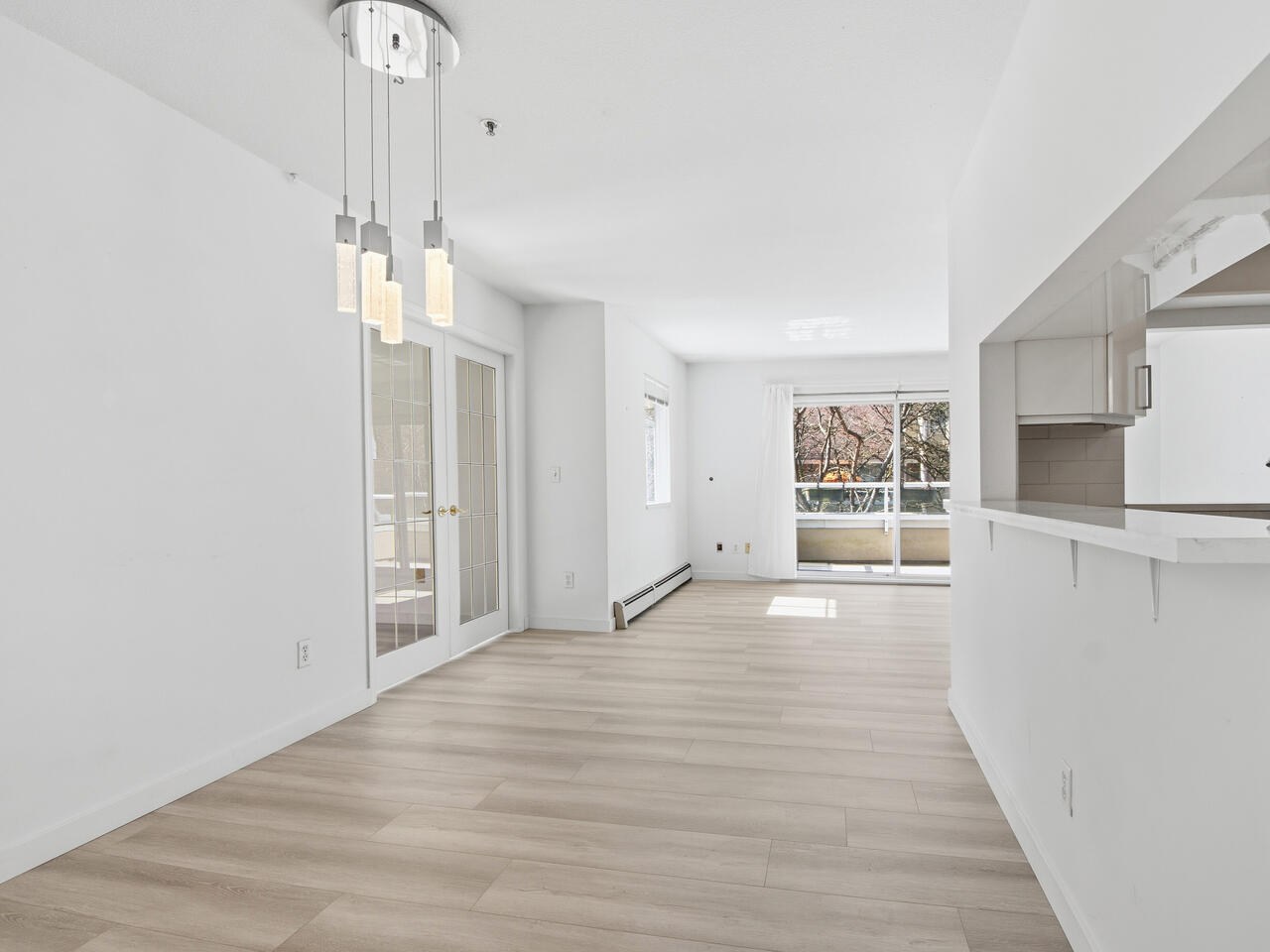 2110 Marine Dr Unit 14 West Vancouver BC V7V 1K3 Canada-005-008-LivingDining Room-MLS_Size