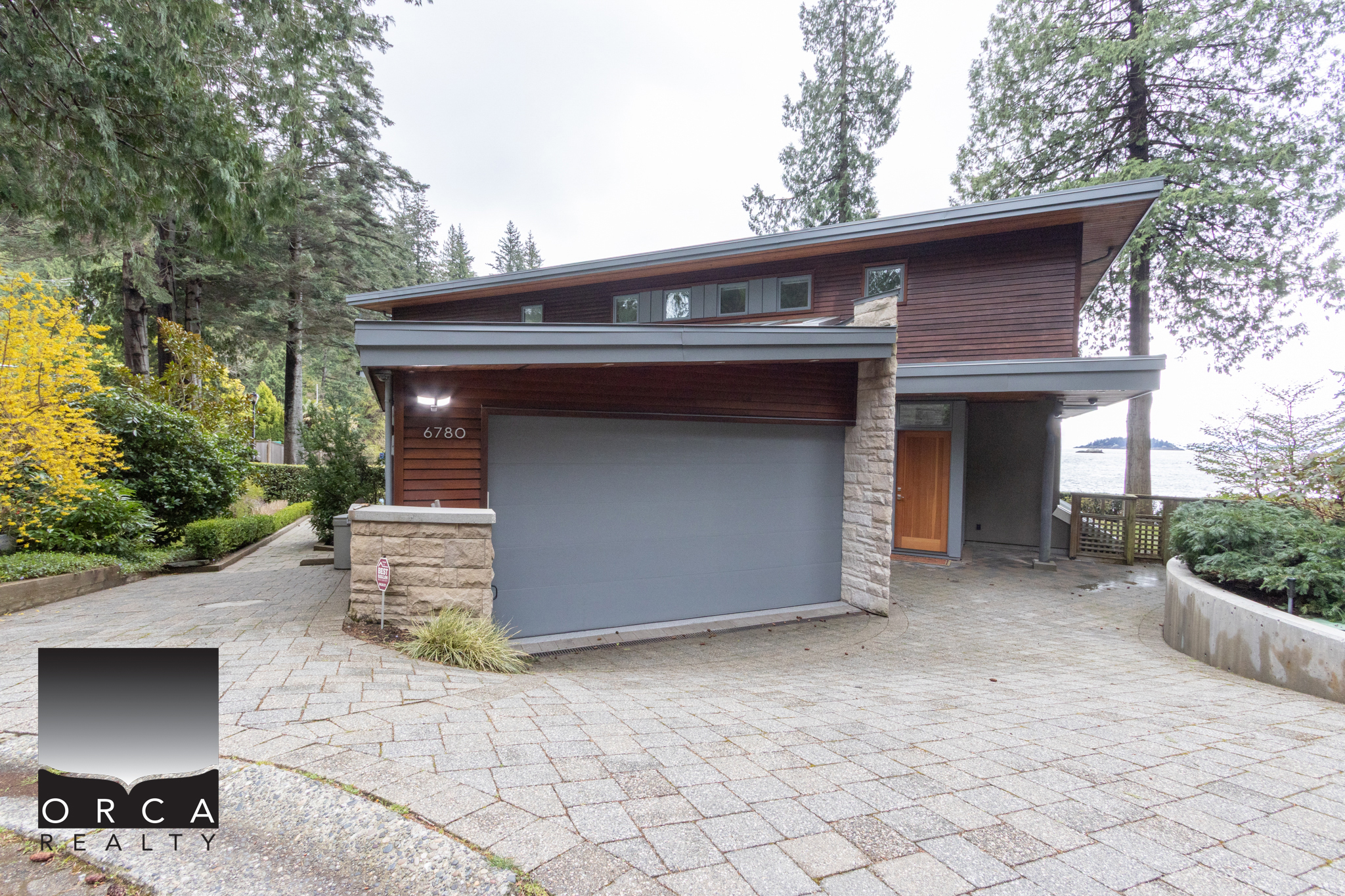 Modern West Vancouver Home with Elegant Design Elegant contemporary house in West Vancouver with sleek architecture and lush landscaping. Perfect for luxury living, featuring a spacious driveway and stylish exterior.